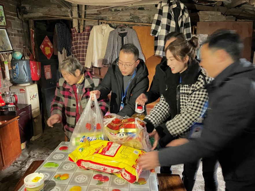 節(jié)前慰問送溫暖，情系下渡口社區(qū)困難群眾