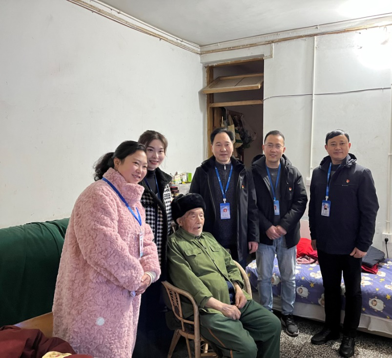 節(jié)前慰問送溫暖，情系下渡口社區(qū)困難群眾