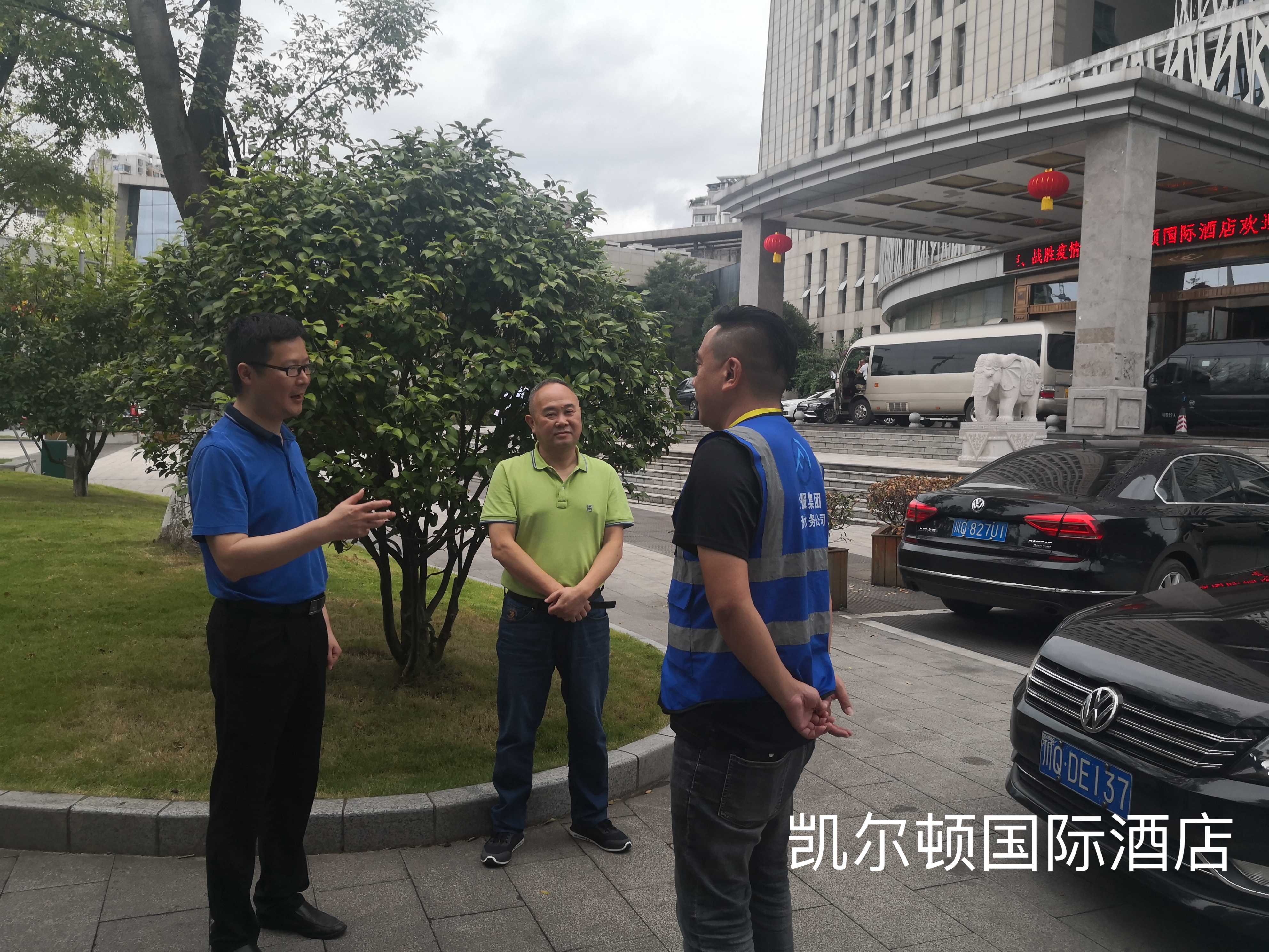公服集團黨委委員、監(jiān)事會主席周威看望動力電池大會各保障點一線員工